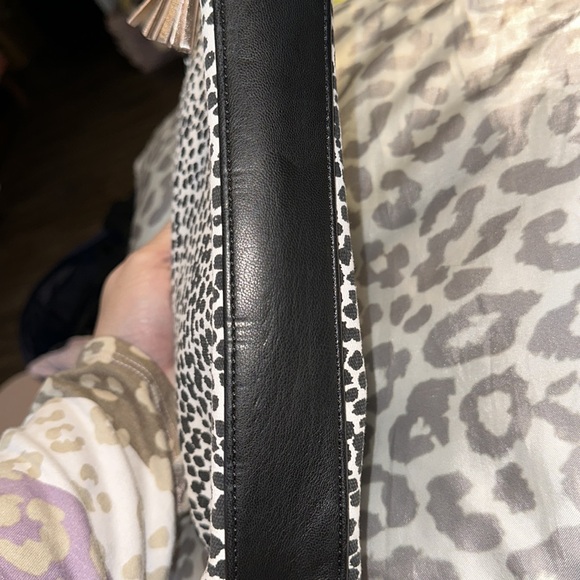 NWOT old navy canvas leopard print larger cosmetic bag with wristlet and tassel - Picture 6 of 6